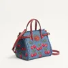 Mała torba na zakupy Valentino Garavani Antibes z dżinsu z haftem Cherryfic Mała torba na zakupy Valentino Garavani Antibes z dżinsu z haftem Cherryfic