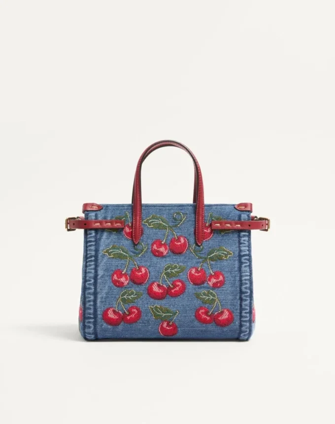 Mała torba na zakupy Valentino Garavani Antibes z dżinsu z haftem Cherryfic Mała torba na zakupy Valentino Garavani Antibes z dżinsu z haftem Cherryfic