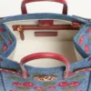 Mała torba na zakupy Valentino Garavani Antibes z dżinsu z haftem Cherryfic Mała torba na zakupy Valentino Garavani Antibes z dżinsu z haftem Cherryfic