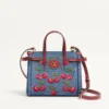 Mała torba na zakupy Valentino Garavani Antibes z dżinsu z haftem Cherryfic Mała torba na zakupy Valentino Garavani Antibes z dżinsu z haftem Cherryfic