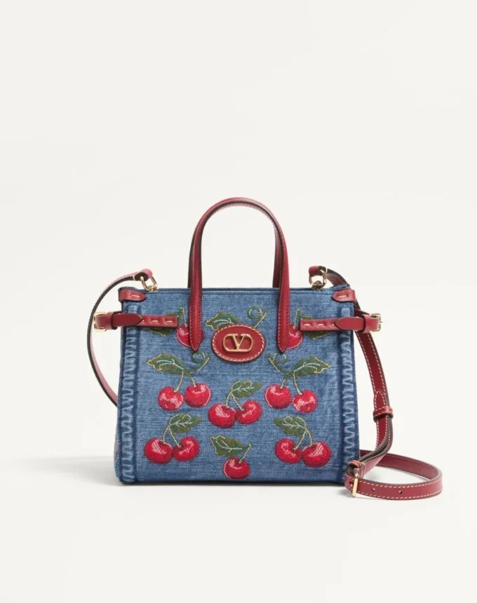 Mała torba na zakupy Valentino Garavani Antibes z dżinsu z haftem Cherryfic Mała torba na zakupy Valentino Garavani Antibes z dżinsu z haftem Cherryfic