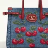 Mała torba na zakupy Valentino Garavani Antibes z dżinsu z haftem Cherryfic Mała torba na zakupy Valentino Garavani Antibes z dżinsu z haftem Cherryfic