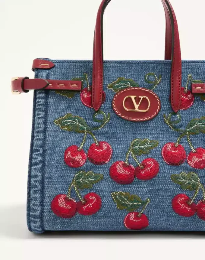 Mała torba na zakupy Valentino Garavani Antibes z dżinsu z haftem Cherryfic Mała torba na zakupy Valentino Garavani Antibes z dżinsu z haftem Cherryfic