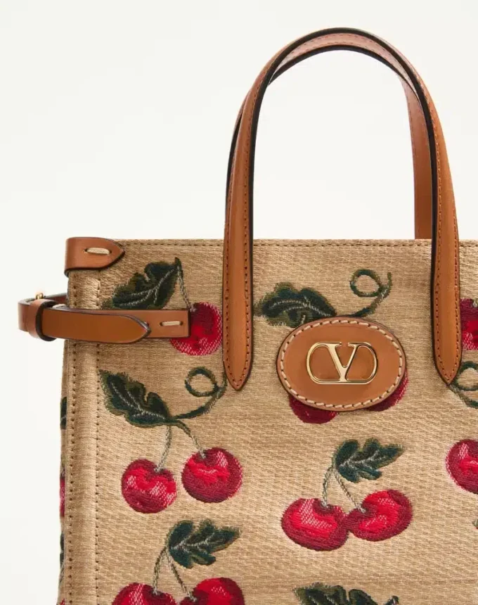 Mała torba na zakupy Valentino Garavani Antibes z raffii żakardowej z wzorem Cherryfic
