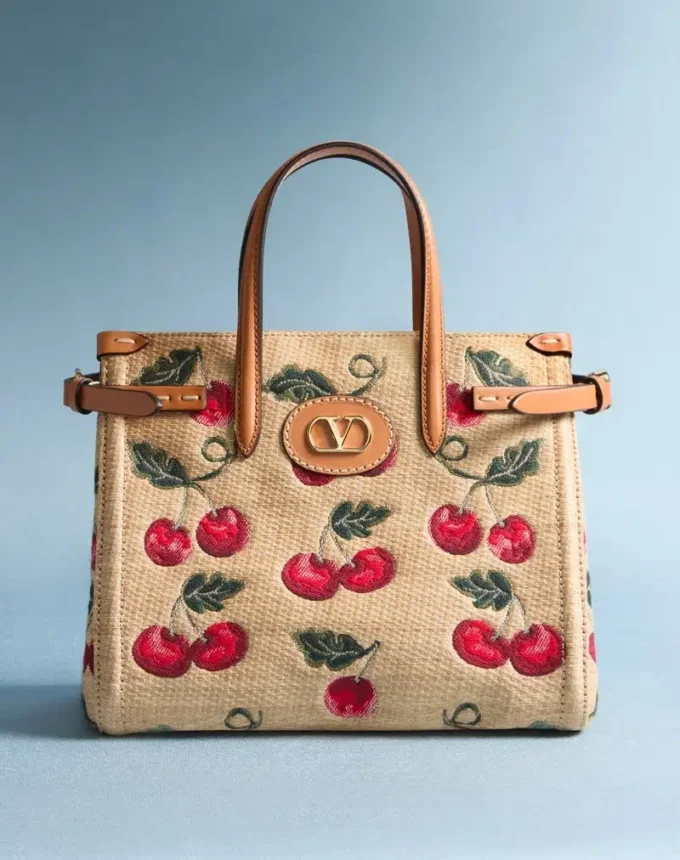 Mała torba na zakupy Valentino Garavani Antibes z raffii żakardowej z wzorem Cherryfic