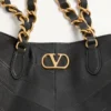 Mała torba na zakupy Valentino Garavani Laseine z nappa skóry w jodełkę Mała torba na zakupy Valentino Garavani Laseine z nappa skóry w jodełkę