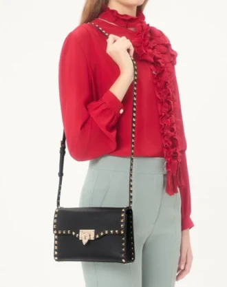 Mała torebka crossbody Rockstud z ziarnistej skóry cielęcej Mała torebka crossbody Rockstud z ziarnistej skóry cielęcej