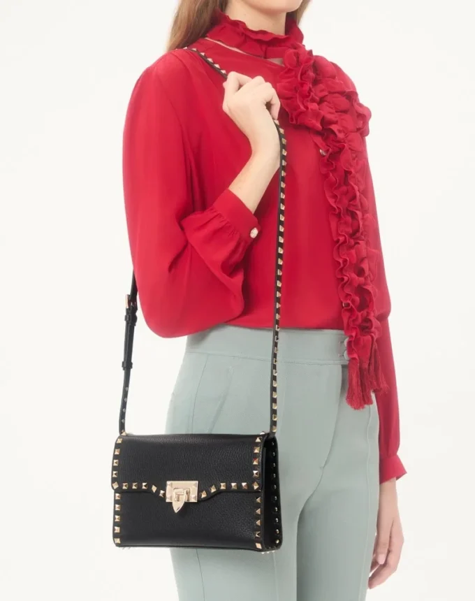 Mała torebka crossbody Rockstud z ziarnistej skóry cielęcej Mała torebka crossbody Rockstud z ziarnistej skóry cielęcej