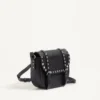 Mała torebka crossbody Rockstud z ziarnistej skóry cielęcej Mała torebka crossbody Rockstud z ziarnistej skóry cielęcej