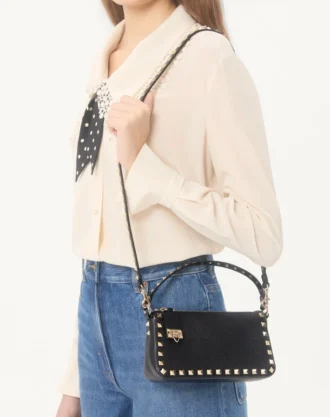 Mała torebka crossbody Rockstud z ziarnistej skóry cielęcej