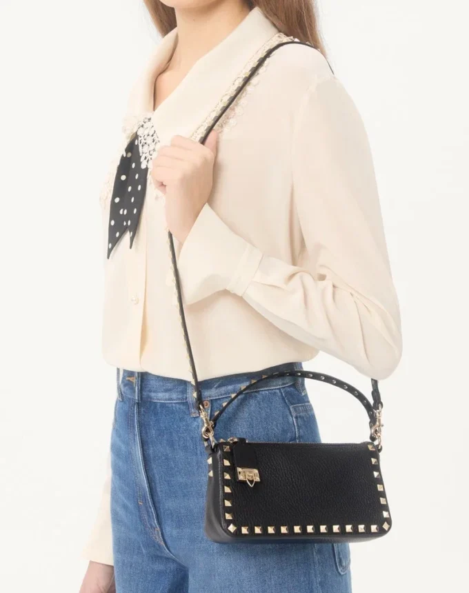 Mała torebka crossbody Rockstud z ziarnistej skóry cielęcej