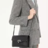 Mała torebka crossbody Rockstud z ziarnistej skóry cielęcej Mała torebka crossbody Rockstud z ziarnistej skóry cielęcej