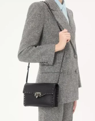 Mała torebka crossbody Rockstud z ziarnistej skóry cielęcej Mała torebka crossbody Rockstud z ziarnistej skóry cielęcej