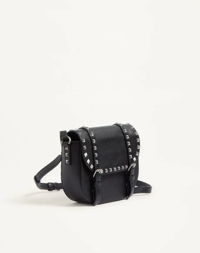 Mała torebka crossbody Rockstud z ziarnistej skóry cielęcej Mała torebka crossbody Rockstud z ziarnistej skóry cielęcej