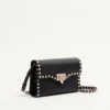 Mała torebka crossbody Rockstud z ziarnistej skóry cielęcej Mała torebka crossbody Rockstud z ziarnistej skóry cielęcej
