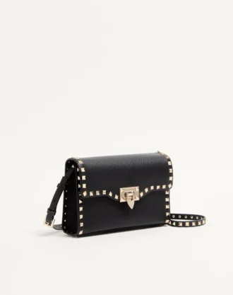 Mała torebka crossbody Rockstud z ziarnistej skóry cielęcej Mała torebka crossbody Rockstud z ziarnistej skóry cielęcej