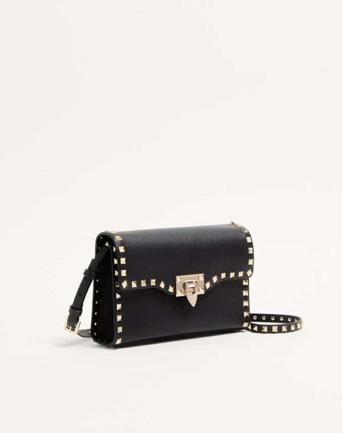 Mała torebka crossbody Rockstud z ziarnistej skóry cielęcej Mała torebka crossbody Rockstud z ziarnistej skóry cielęcej