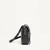 Mała torebka crossbody Rockstud z ziarnistej skóry cielęcej Mała torebka crossbody Rockstud z ziarnistej skóry cielęcej