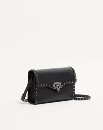 Mała torebka crossbody Rockstud z ziarnistej skóry cielęcej Mała torebka crossbody Rockstud z ziarnistej skóry cielęcej