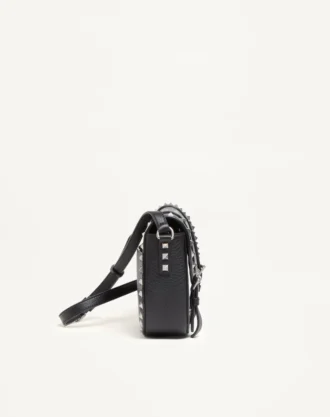 Mała torebka crossbody Rockstud z ziarnistej skóry cielęcej
