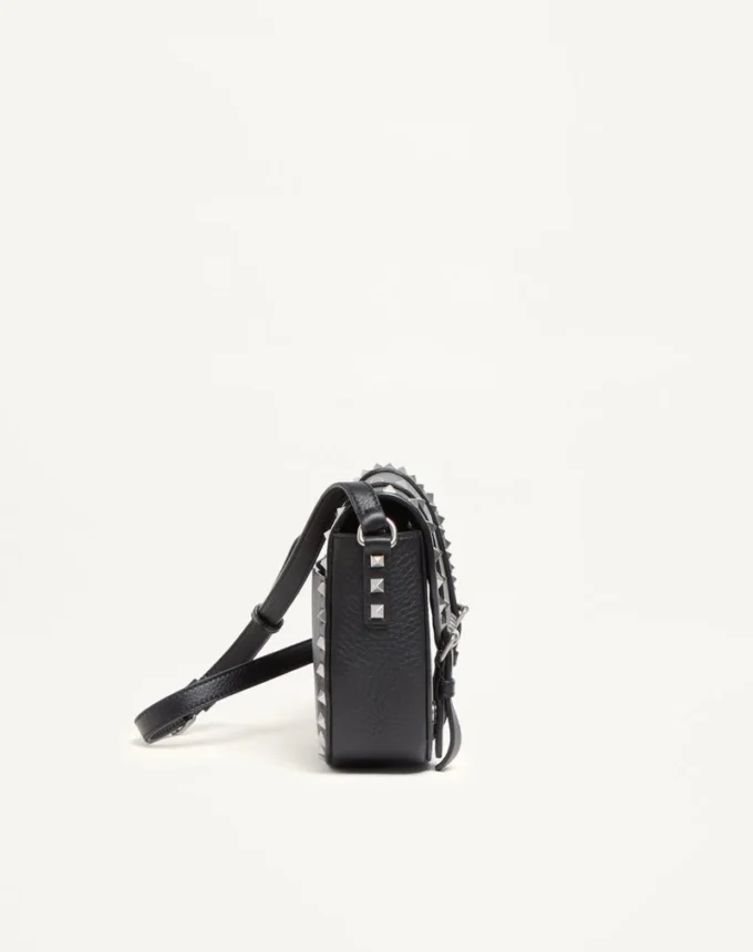Mała torebka crossbody Rockstud z ziarnistej skóry cielęcej Mała torebka crossbody Rockstud z ziarnistej skóry cielęcej