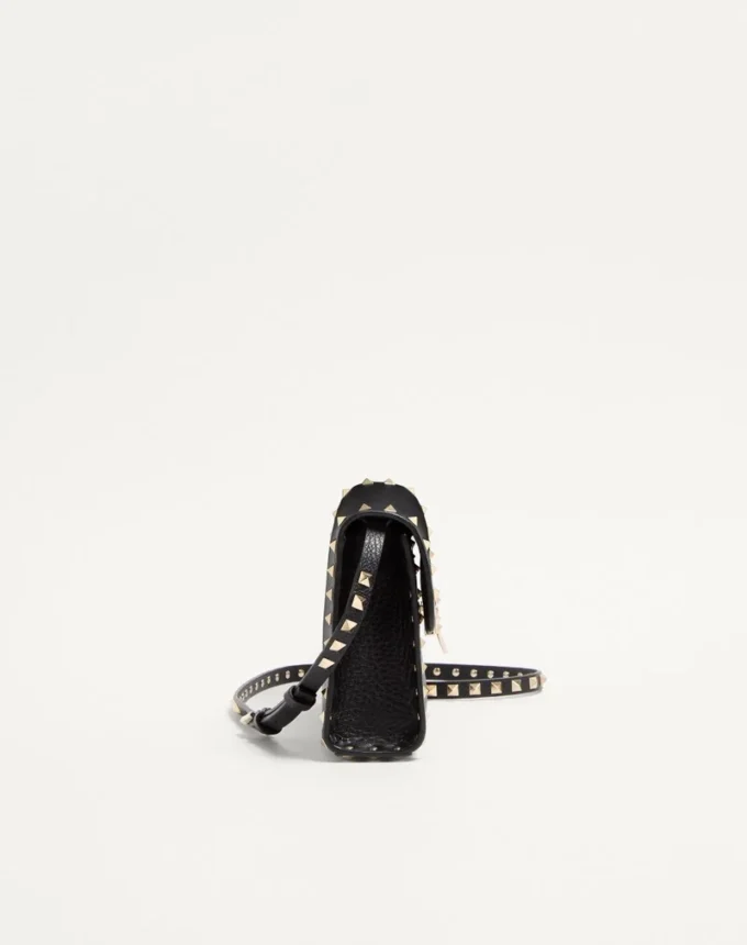 Mała torebka crossbody Rockstud z ziarnistej skóry cielęcej Mała torebka crossbody Rockstud z ziarnistej skóry cielęcej