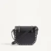 Mała torebka crossbody Rockstud z ziarnistej skóry cielęcej Mała torebka crossbody Rockstud z ziarnistej skóry cielęcej
