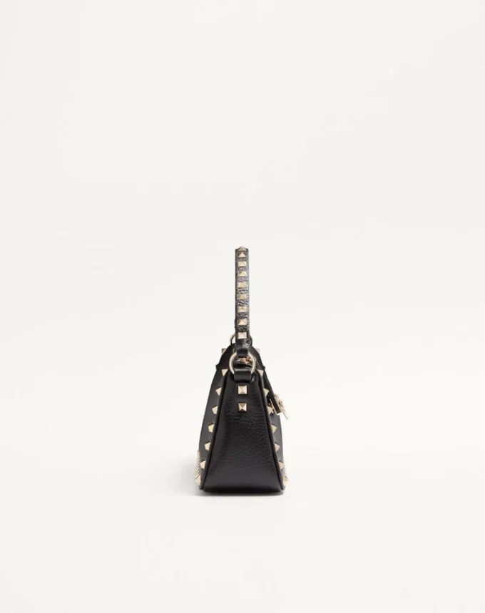 Mała torebka crossbody Rockstud z ziarnistej skóry cielęcej
