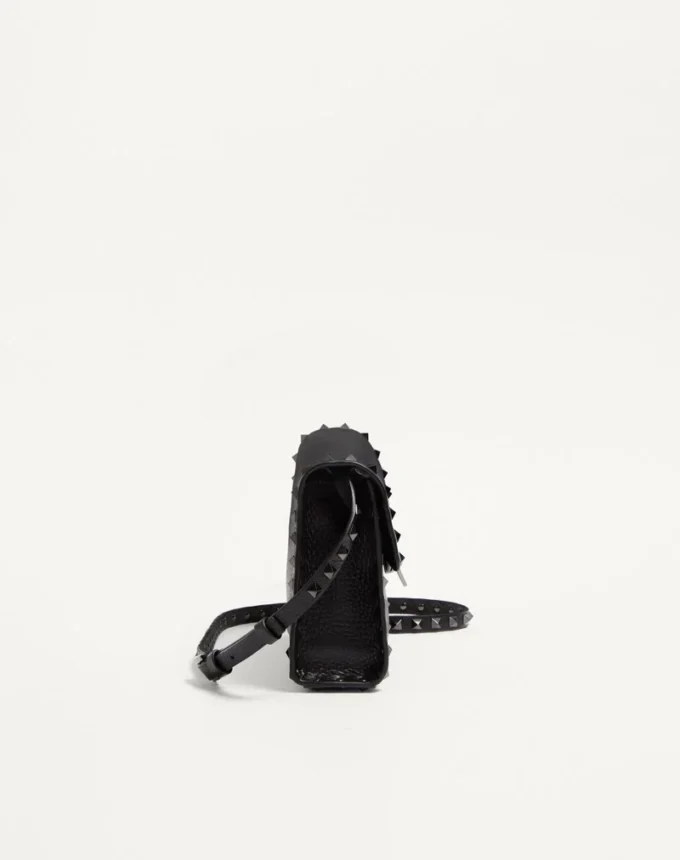 Mała torebka crossbody Rockstud z ziarnistej skóry cielęcej Mała torebka crossbody Rockstud z ziarnistej skóry cielęcej