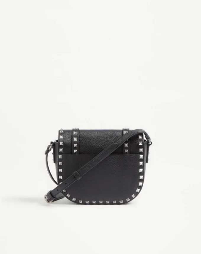 Mała torebka crossbody Rockstud z ziarnistej skóry cielęcej Mała torebka crossbody Rockstud z ziarnistej skóry cielęcej