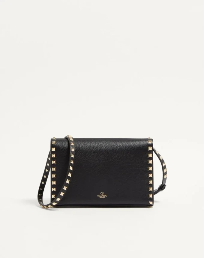 Mała torebka crossbody Rockstud z ziarnistej skóry cielęcej Mała torebka crossbody Rockstud z ziarnistej skóry cielęcej