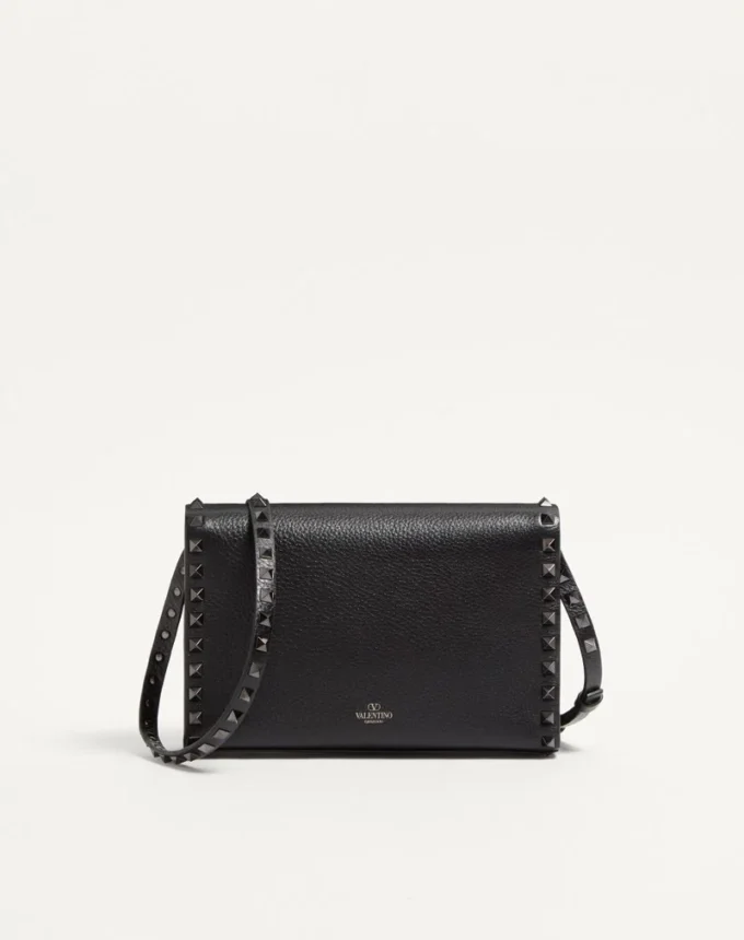 Mała torebka crossbody Rockstud z ziarnistej skóry cielęcej Mała torebka crossbody Rockstud z ziarnistej skóry cielęcej