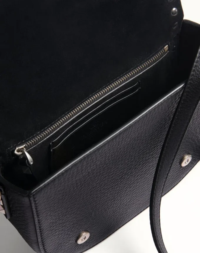 Mała torebka crossbody Rockstud z ziarnistej skóry cielęcej Mała torebka crossbody Rockstud z ziarnistej skóry cielęcej