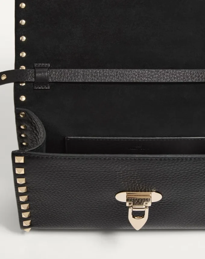 Mała torebka crossbody Rockstud z ziarnistej skóry cielęcej Mała torebka crossbody Rockstud z ziarnistej skóry cielęcej