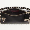 Mała torebka crossbody Rockstud z ziarnistej skóry cielęcej