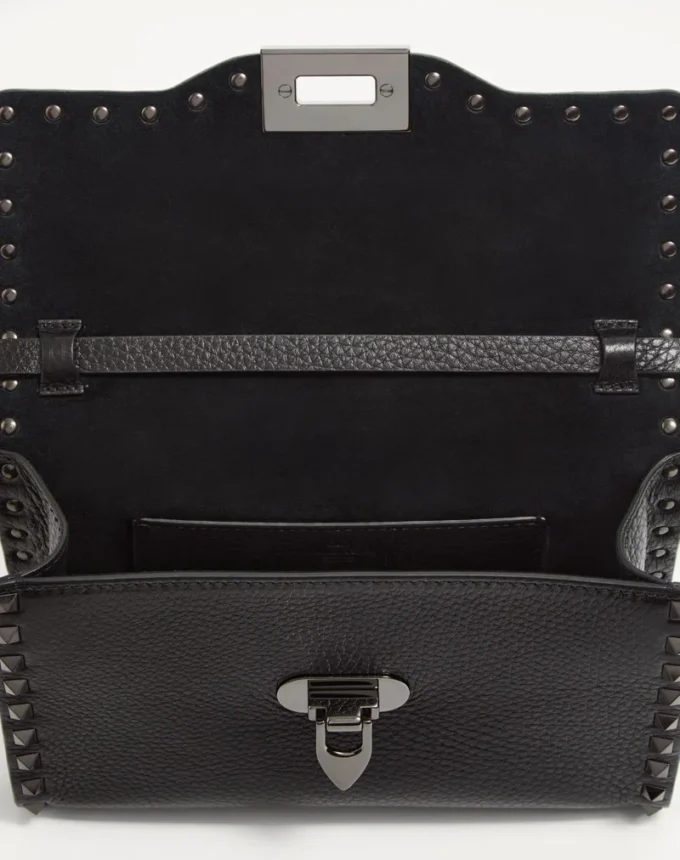 Mała torebka crossbody Rockstud z ziarnistej skóry cielęcej Mała torebka crossbody Rockstud z ziarnistej skóry cielęcej