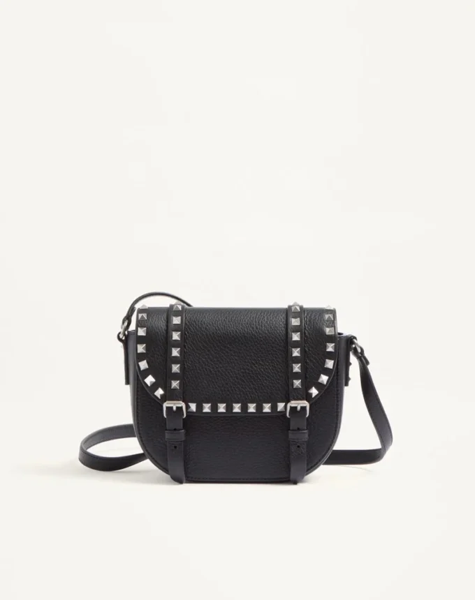 Mała torebka crossbody Rockstud z ziarnistej skóry cielęcej Mała torebka crossbody Rockstud z ziarnistej skóry cielęcej