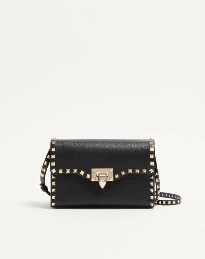 Mała torebka crossbody Rockstud z ziarnistej skóry cielęcej Mała torebka crossbody Rockstud z ziarnistej skóry cielęcej