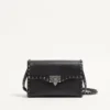 Mała torebka crossbody Rockstud z ziarnistej skóry cielęcej Mała torebka crossbody Rockstud z ziarnistej skóry cielęcej