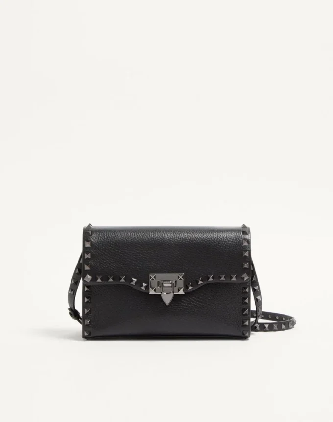 Mała torebka crossbody Rockstud z ziarnistej skóry cielęcej Mała torebka crossbody Rockstud z ziarnistej skóry cielęcej