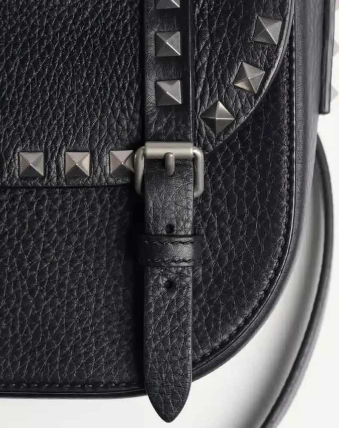 Mała torebka crossbody Rockstud z ziarnistej skóry cielęcej Mała torebka crossbody Rockstud z ziarnistej skóry cielęcej