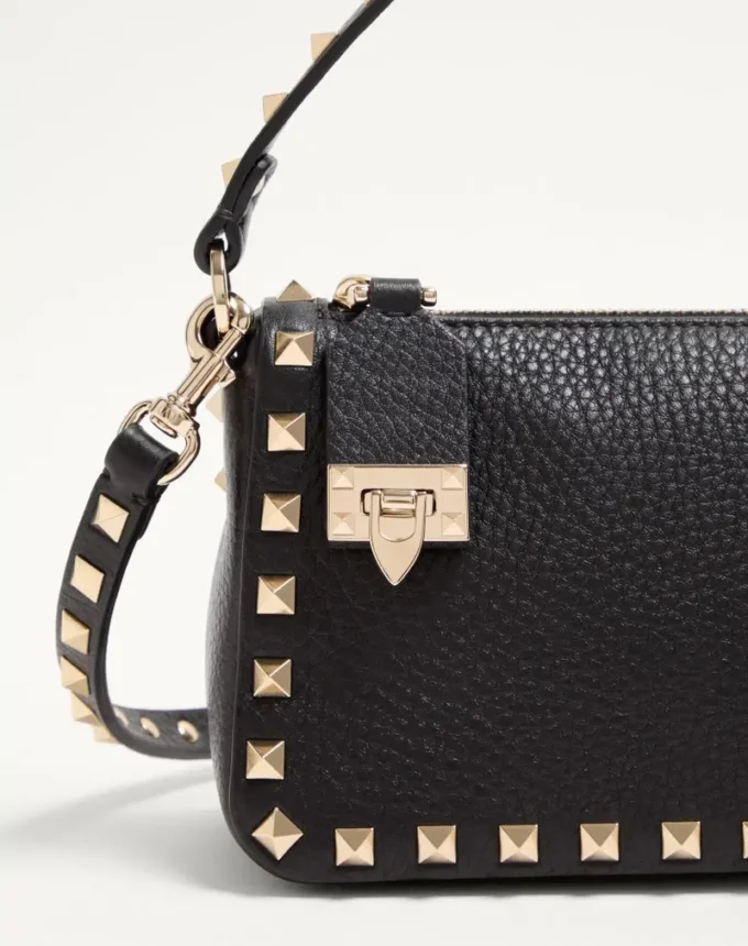 Mała torebka crossbody Rockstud z ziarnistej skóry cielęcej