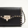 Mała torebka crossbody Rockstud z ziarnistej skóry cielęcej Mała torebka crossbody Rockstud z ziarnistej skóry cielęcej