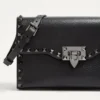 Mała torebka crossbody Rockstud z ziarnistej skóry cielęcej Mała torebka crossbody Rockstud z ziarnistej skóry cielęcej