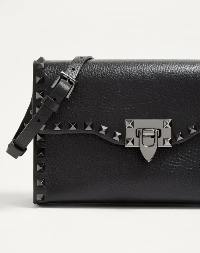 Mała torebka crossbody Rockstud z ziarnistej skóry cielęcej Mała torebka crossbody Rockstud z ziarnistej skóry cielęcej