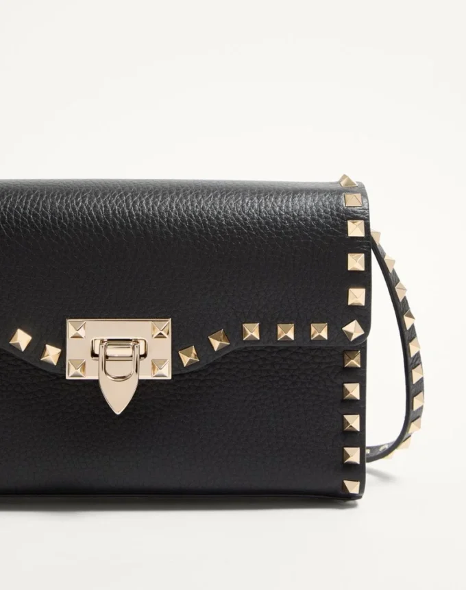Mała torebka crossbody Rockstud z ziarnistej skóry cielęcej Mała torebka crossbody Rockstud z ziarnistej skóry cielęcej