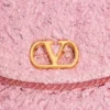 Mała torebka na ramię Valentino Garavani DeVain z tkaniny żakardowej Cloqué. Mała torebka na ramię Valentino Garavani DeVain z tkaniny żakardowej Cloqué.