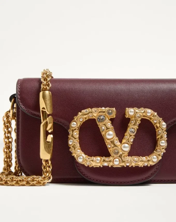 Mała torebka na ramię Valentino Garavani Locò z cielęcej skóry z logo Jewel Mała torebka na ramię Valentino Garavani Locò z cielęcej skóry z logo Jewel