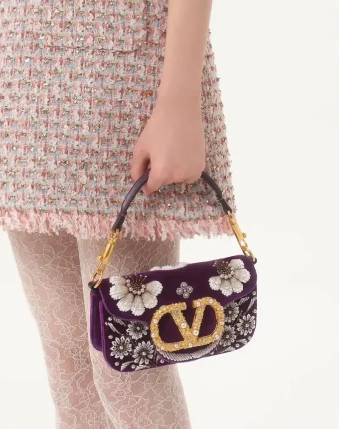 Mała torebka na ramię Valentino Garavani Locò z haftowanym logo w kształcie klejnotu Mała torebka na ramię Valentino Garavani Locò z haftowanym logo w kształcie klejnotu