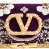 Mała torebka na ramię Valentino Garavani Locò z haftowanym logo w kształcie klejnotu Mała torebka na ramię Valentino Garavani Locò z haftowanym logo w kształcie klejnotu